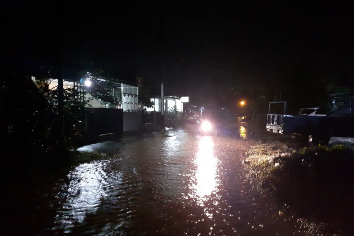 Banjir genangi akses jalan ke RSUD Padang akibat hujan deras