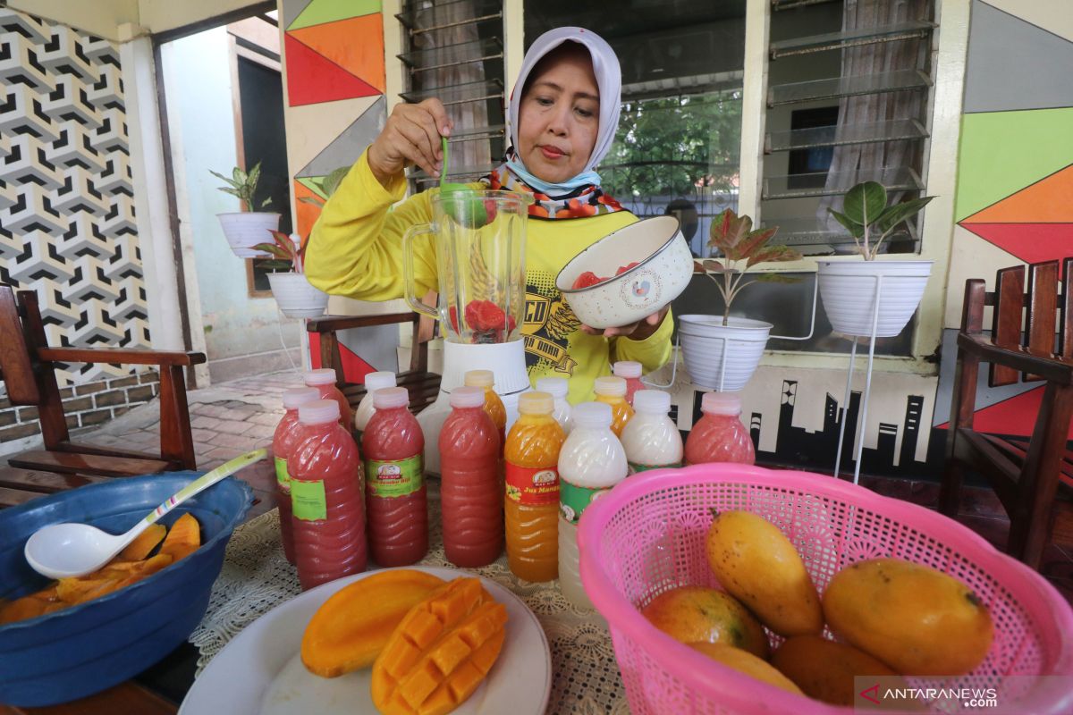 Perajin jus buah asli dalam botol