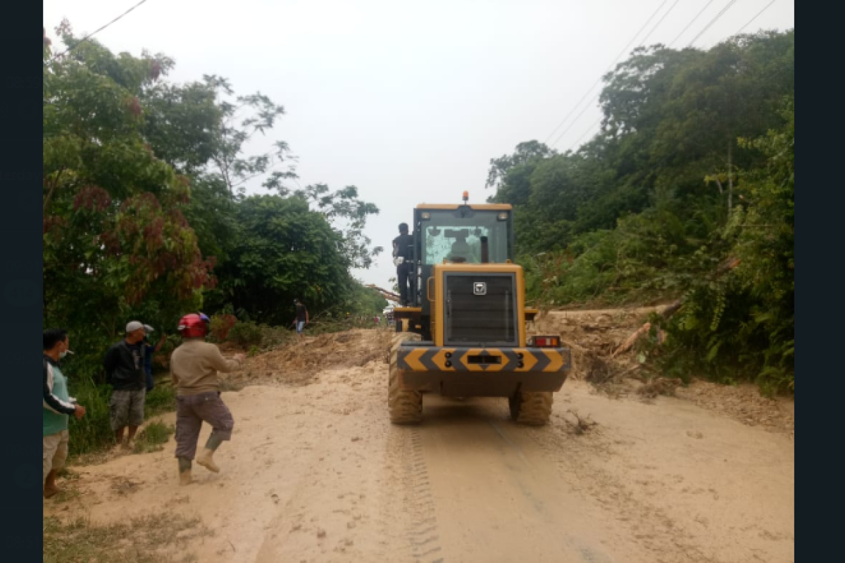 Bukit Matok longsor akses jalan Nanga Pinoh- Sintang tertimbun tanah