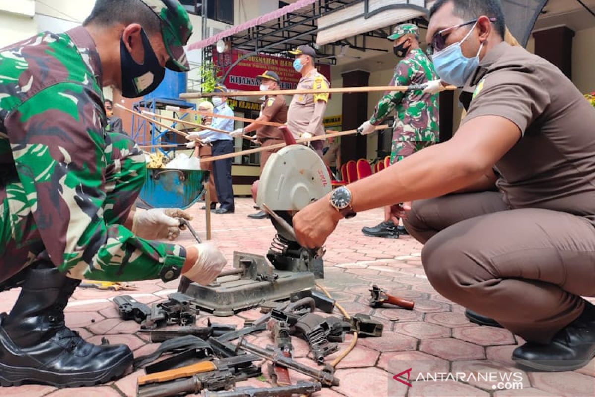 Kejari Aceh Timur musnahkan tiga senpi dan narkoba