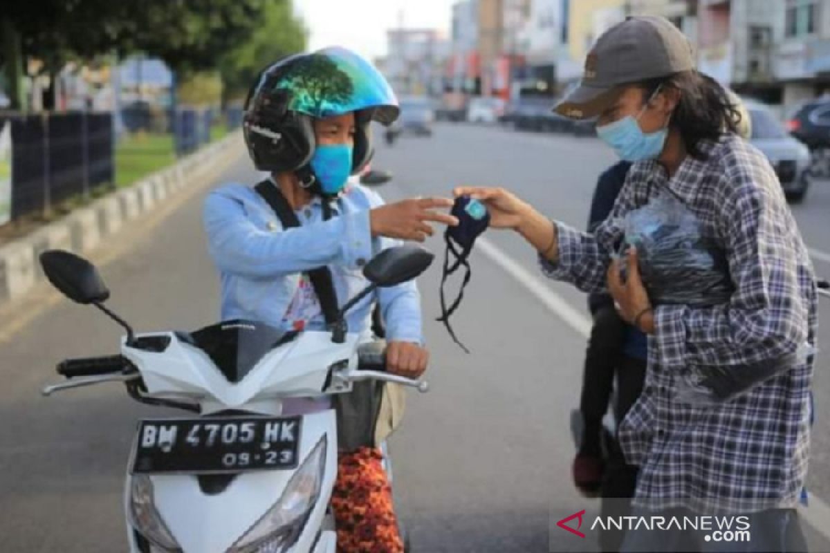 Satgas COVID-19 Dumai gandeng mahasiswa bagikan 1.500 masker