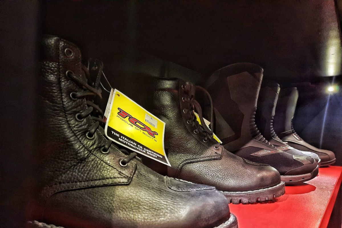 Kiat bersihkan sepatu khusus riding ala RC Motogarage