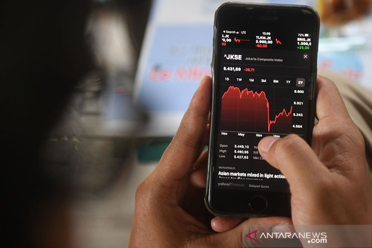 IHSG terkoreksi jelang libur Lebaran, terseret pelemahan Wall street