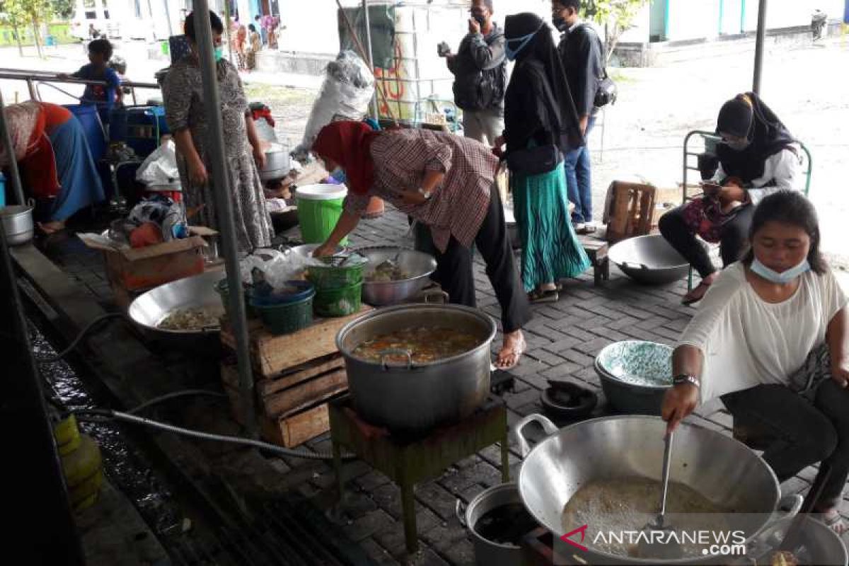 Banyurojo berdayakan pengungsi Merapi di dapur umum