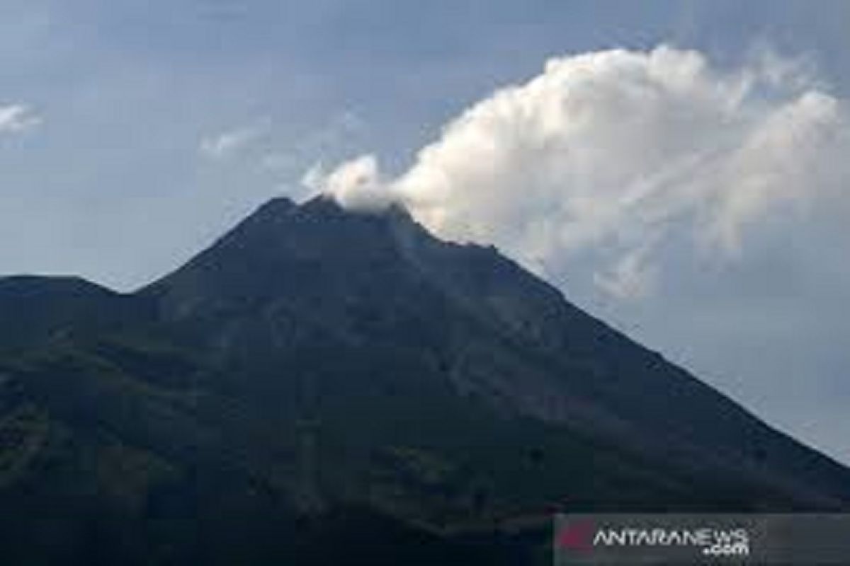 Suara guguran terdengar sembilan kali dari Gunung Merapi