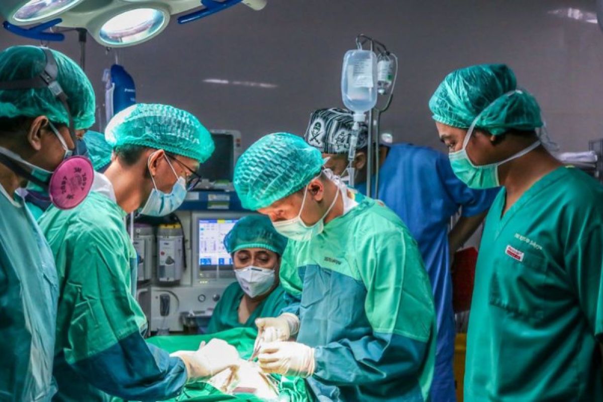 Pasien transplantasi jantung 'terlahir'  bersama sang putra