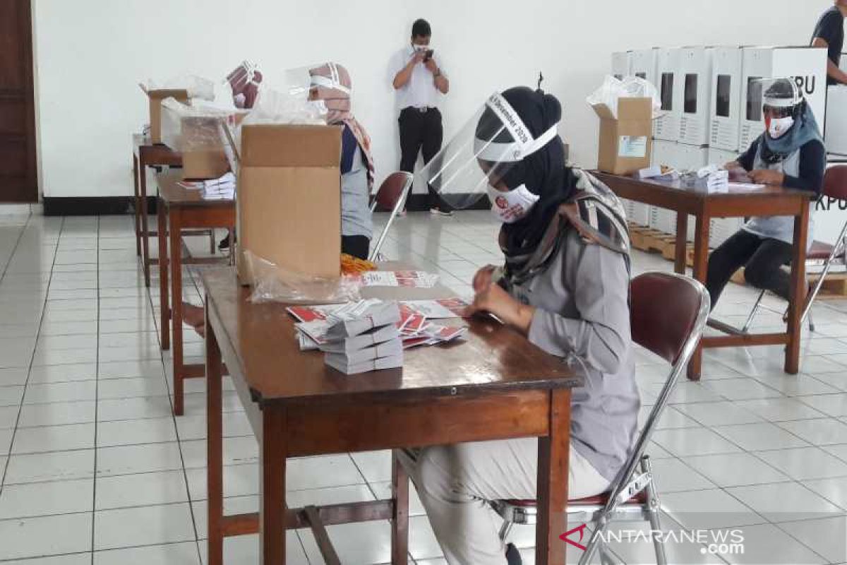 Sortir dan lipat surat suara, KPU Kota Magelang libatkan warga