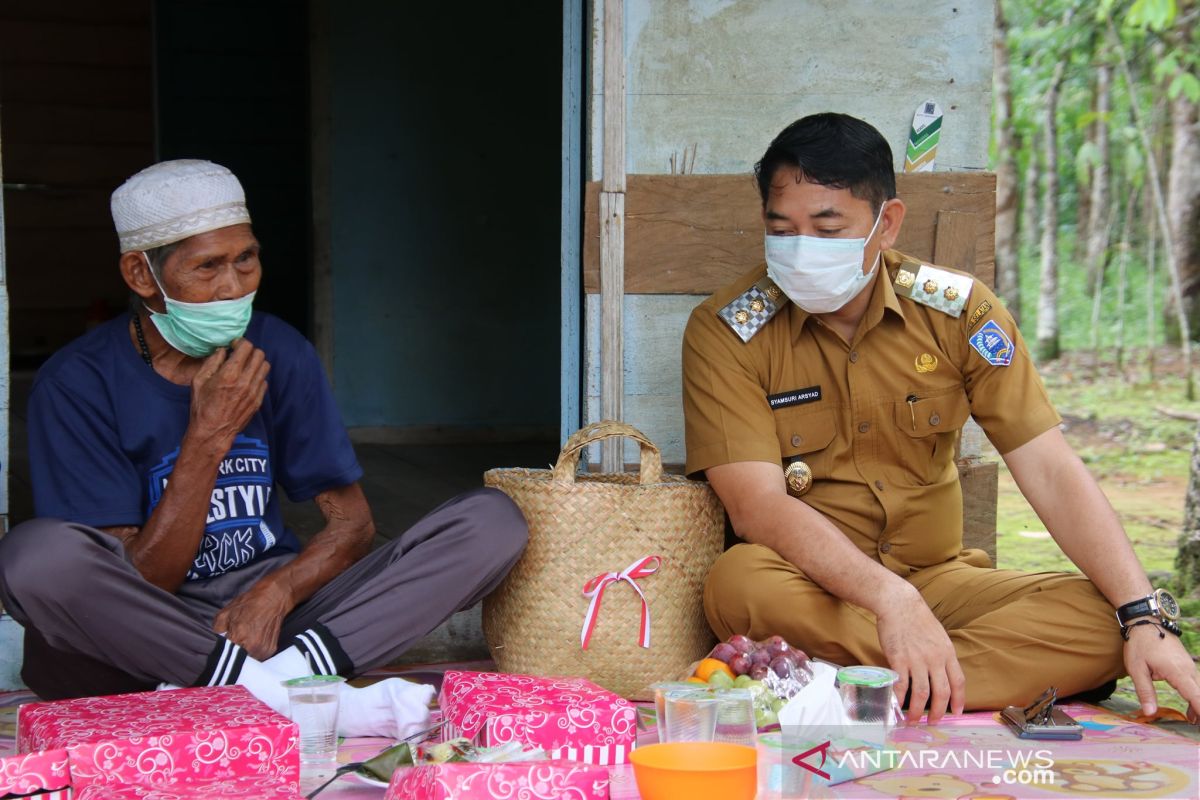 Sambut hari jadi HSS, Wabup kunjungi lansia asuh