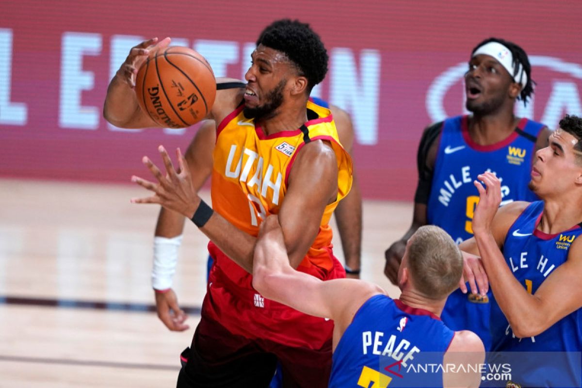 Philadelphia  76ers gaet center Tony Bradley dari Pistons