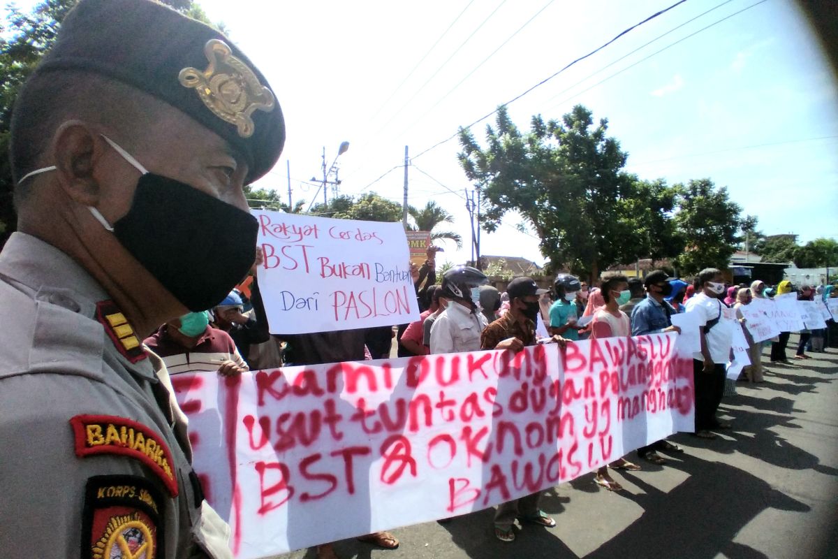 Massa demo Bawaslu Situbondo tuntut usut politisasi bansos tunai Kemensos