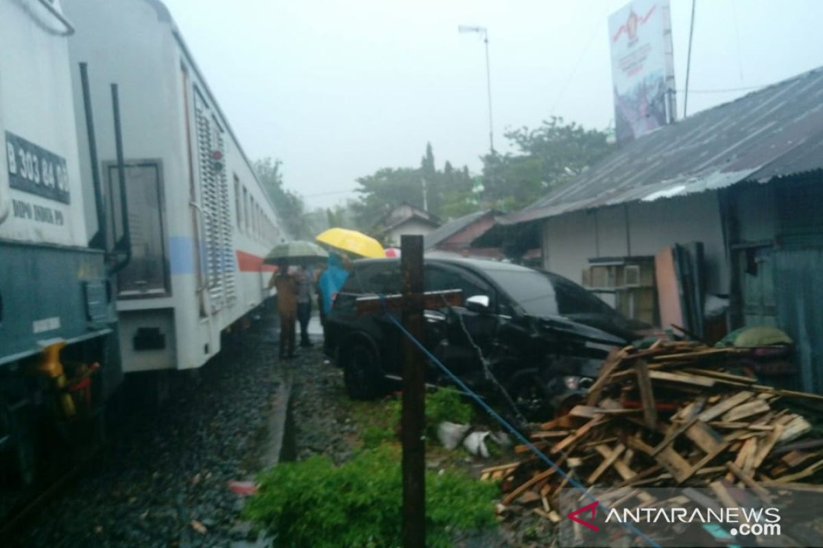 Kereta api menabrak mobil di Pariaman