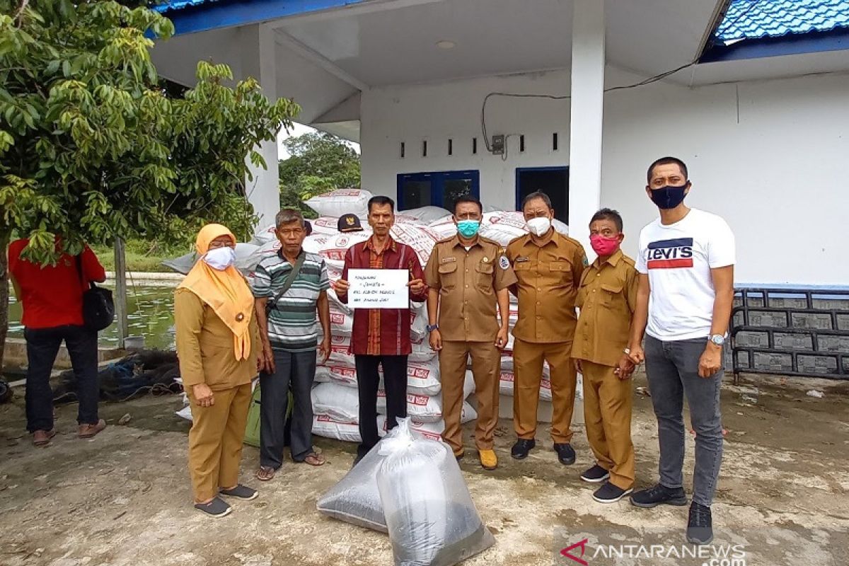 DKP Provsu salurkan bantuan untuk 13 pokdakan Tapteng yang terdampak COVID-19