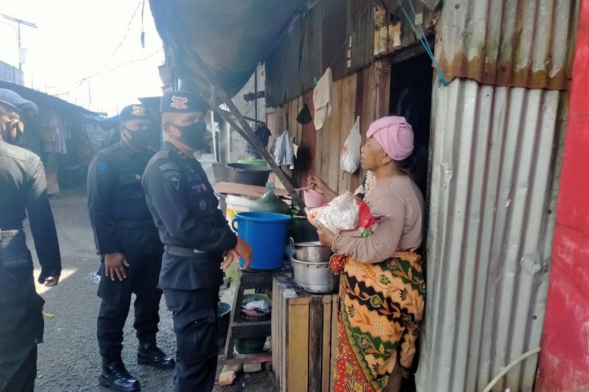 Personel Polda Maluku bantu warga terdampak COVID -19