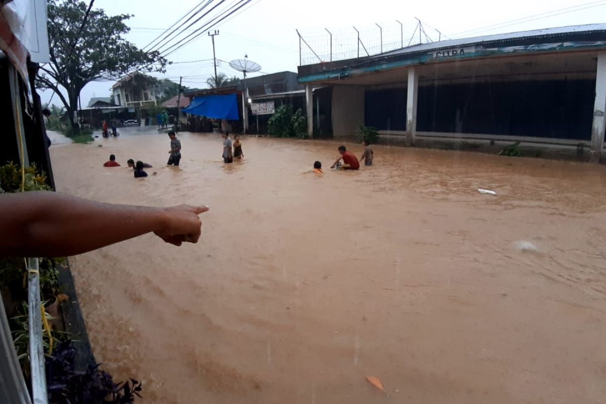 Curah hujan tinggi akibatkan banjir di sejumlah lokasi di Padang