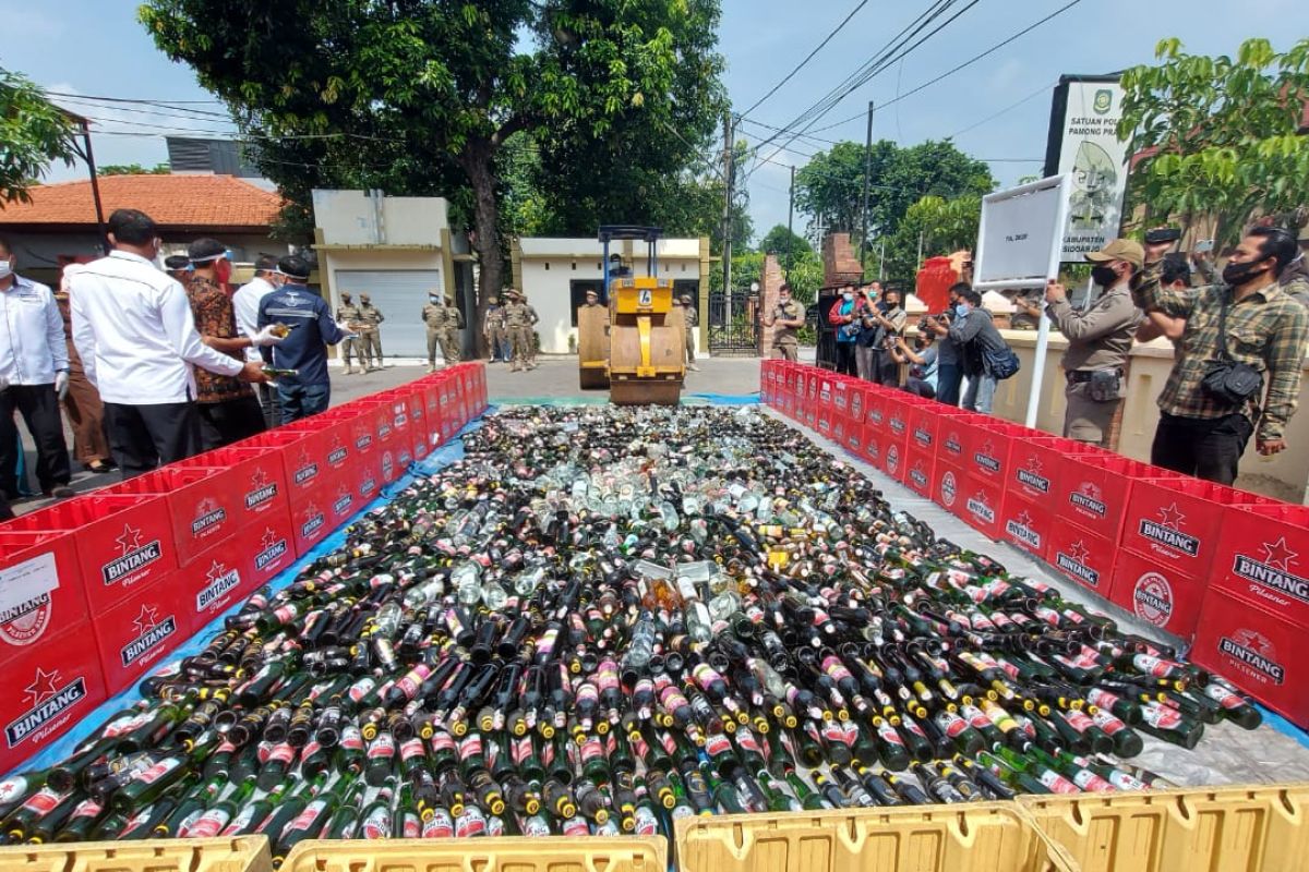 Ribuan botol minuman keras hasil operasi Satpol PP Sidoarjo dimusnahkan