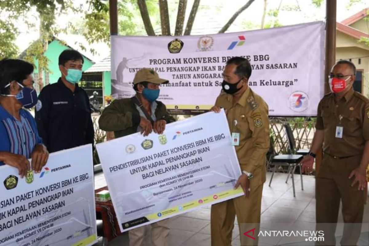 ESDM Ministry aids Banjarmasin fishermen with gas-fueled engines