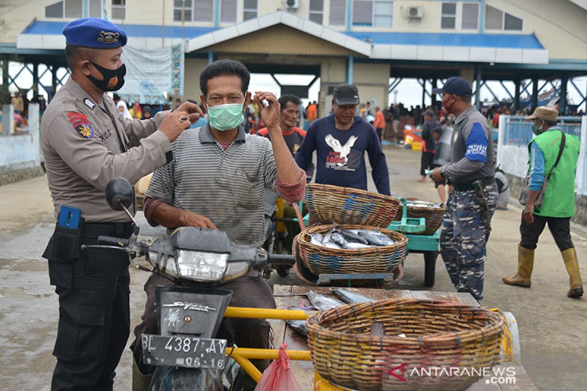 Penegakkan disiplin protokol kesehatan di pelelangan ikan