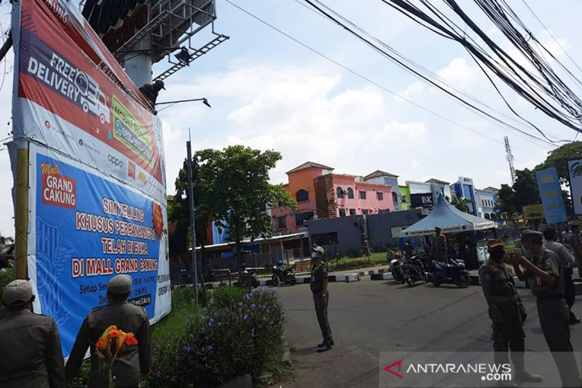 Satpol PP Jaktim tertibkan puluhan baliho dan spanduk