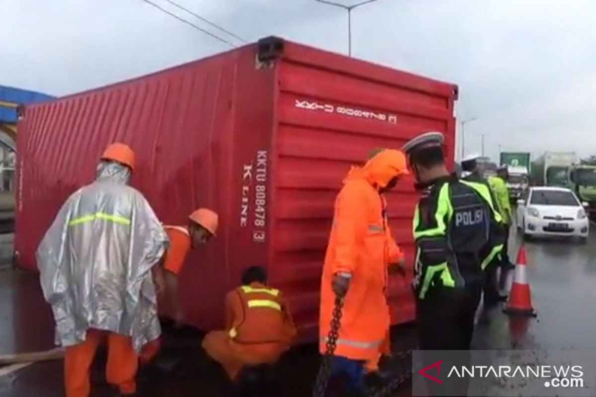 Kemacetan di KM50 JORR Cakung akibat jalan tertutup peti kemas