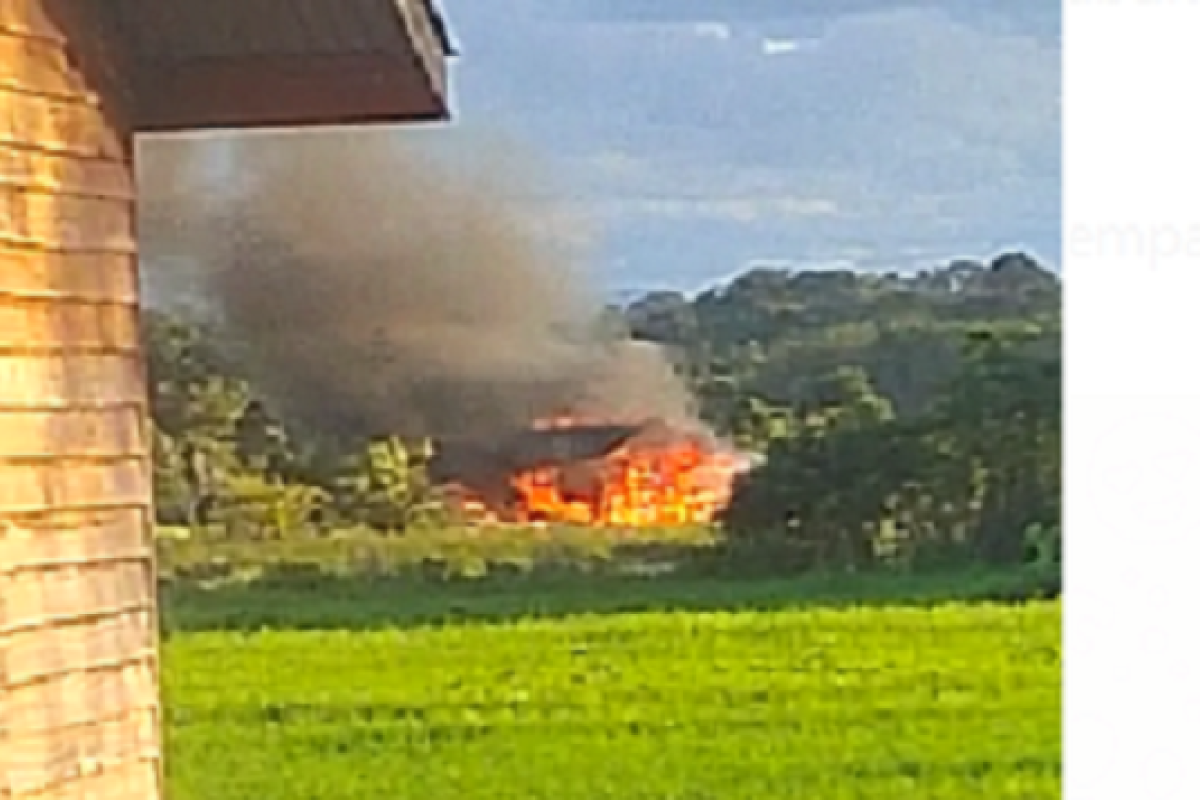 Sebuah rumah di Desa Malapi Putussibau Selatan terbakar