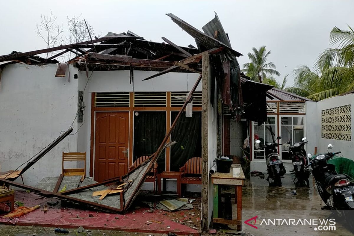 Tujuh rumah di Singkawang rusak akibat puting beliung