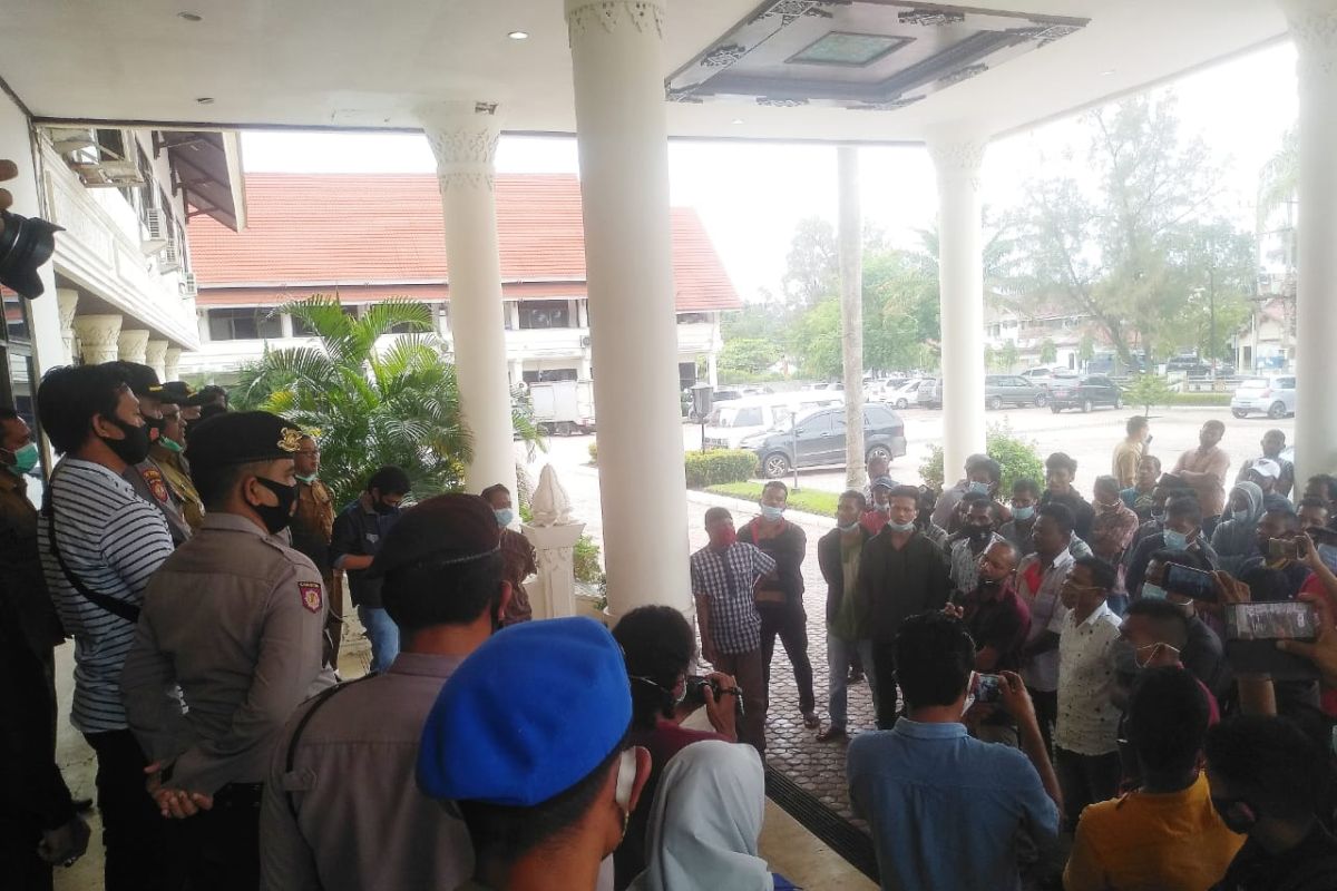 Maraknya pukat trawl, puluhan nelayan datangi Kantor Bupati Aceh Utara