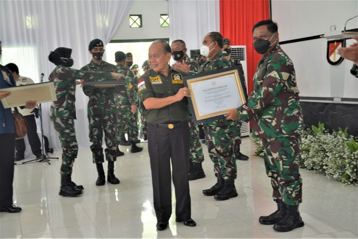 Wakil ketua MPR Sjarifuddin Hasan beri piagam penghargaan Yonif Raider 300/Brajawijaya