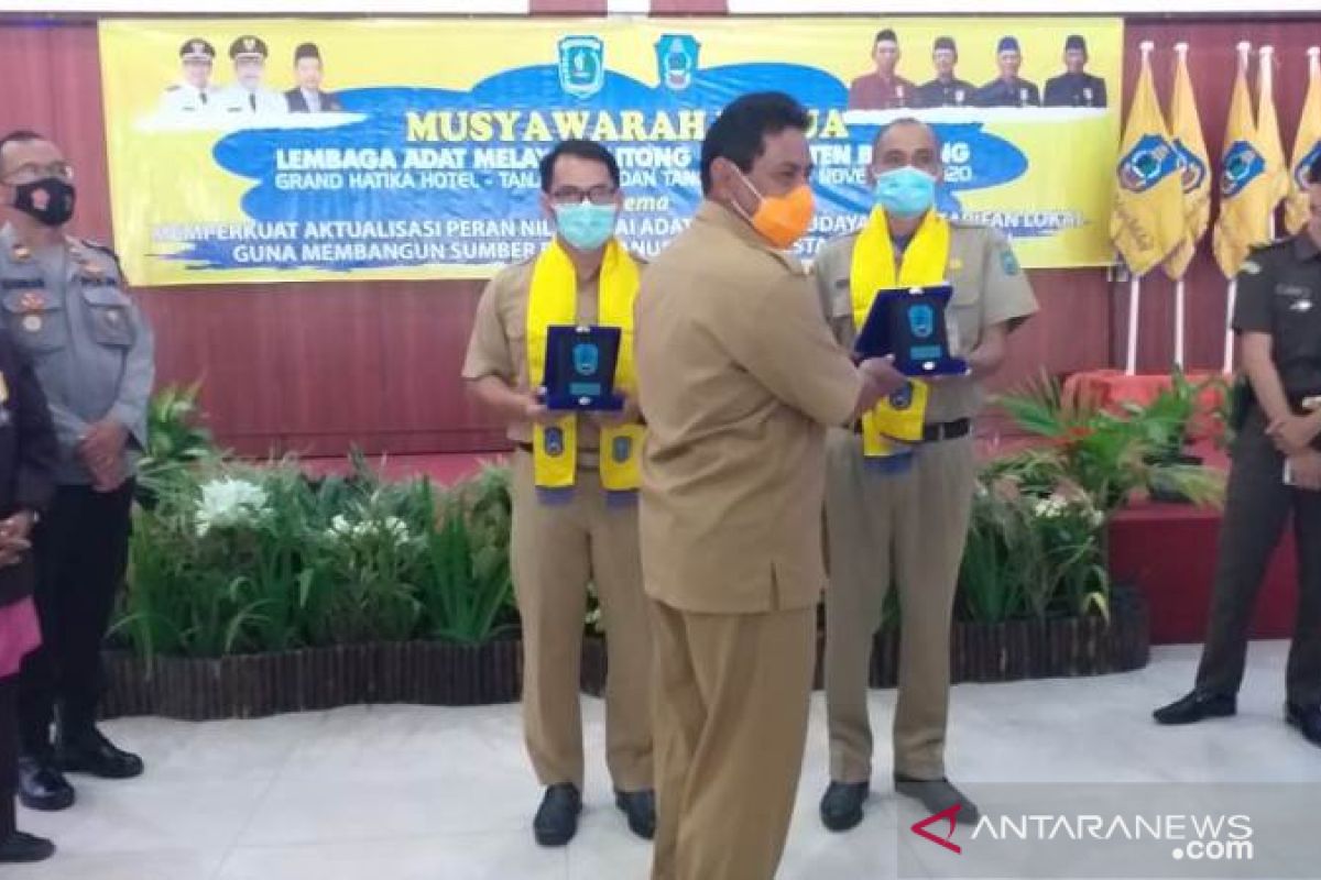 Lembaga Adat Melayu Belitung berikan penghargaan kepada dua tokoh