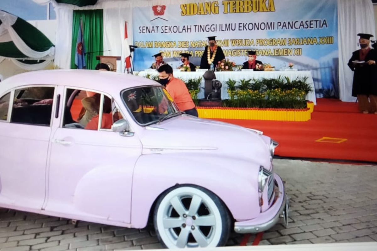 Wisuda drive thru STIE Pancasetia dengan mobil antik