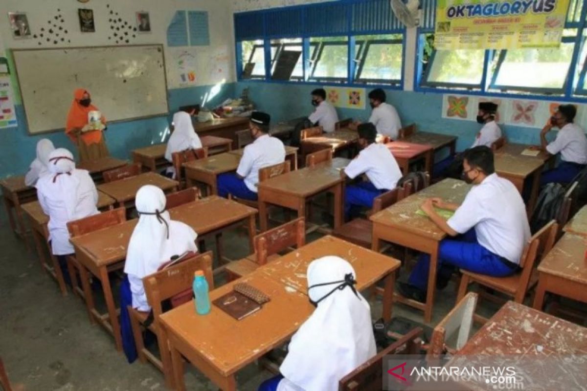 Belajar mengajar tatap muka di Karawang dimulai Januari 2021