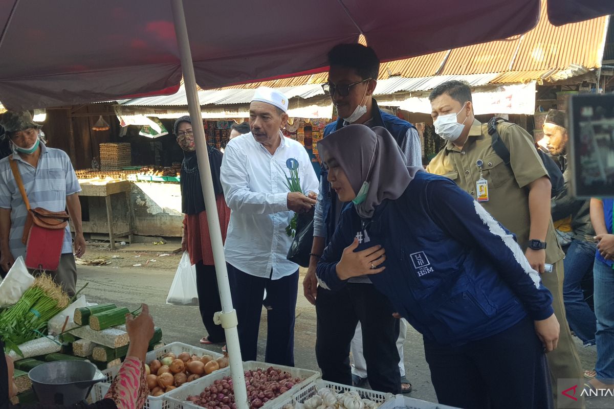 Saidi bersama istri belanja di Pasar Batuah Martapura