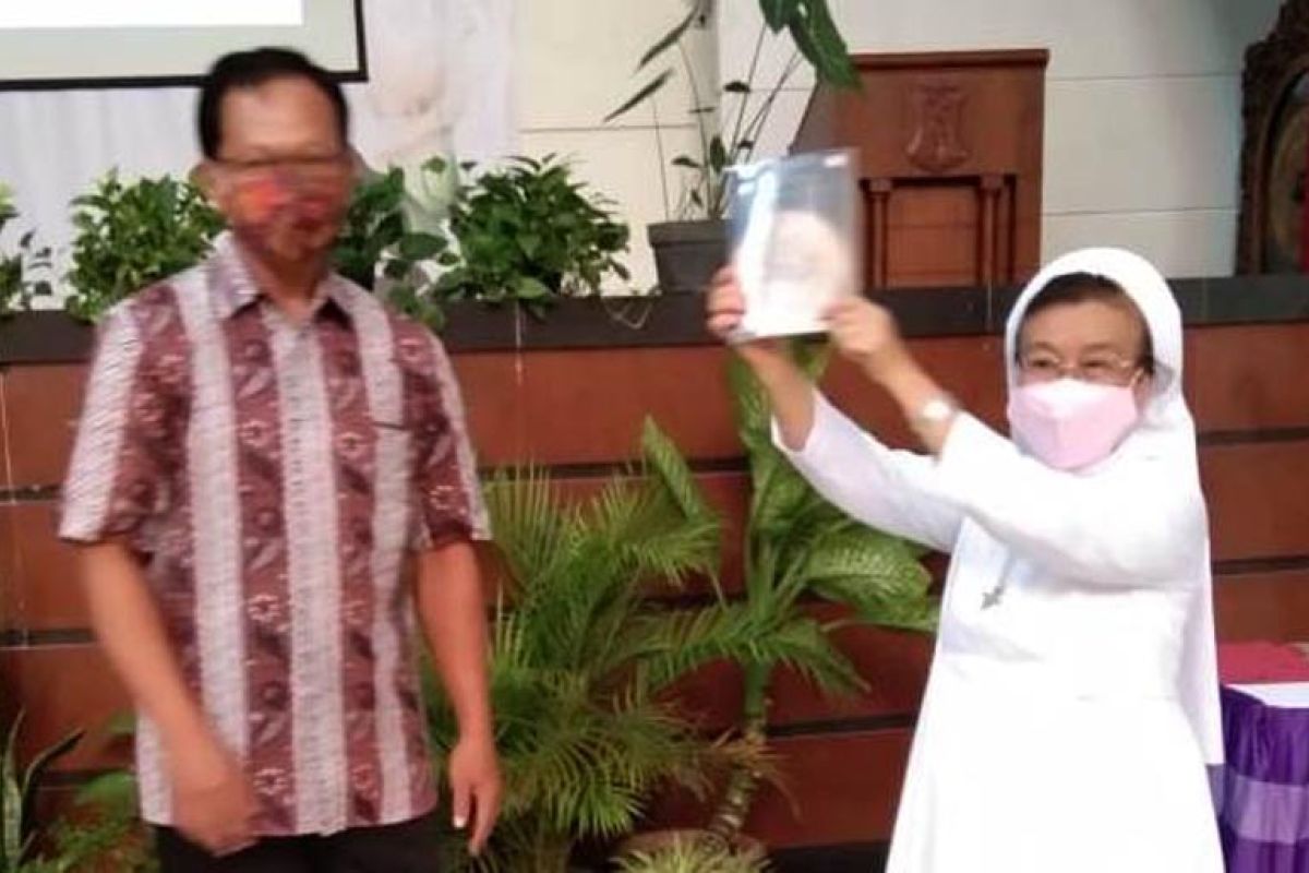 SMP di Semarang peringati Hari Guru melalui peluncuran antologi puisi