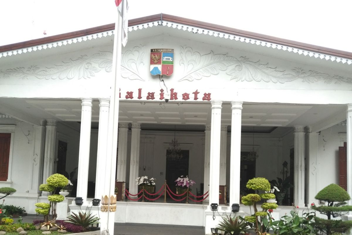 Balai Kota Bogor disemprot disinfektan cegah penyebaran COVID-19