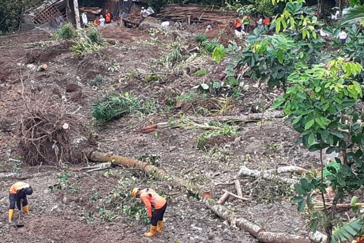 BPBD Banjarnegara pantau lokasi longsor di Gumelem