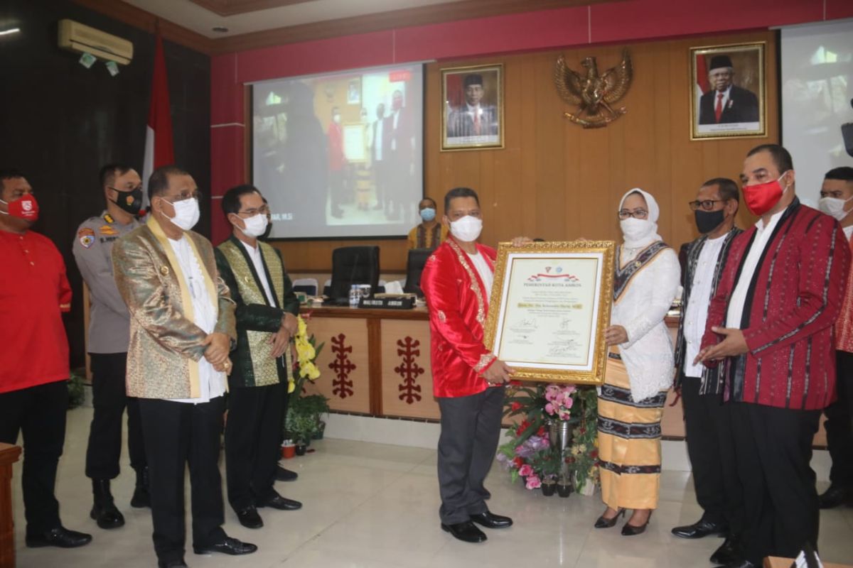 Pemkot anugerahkan Irjen Pol.  Baharudin Djafar warga kehormatan Kota Ambon