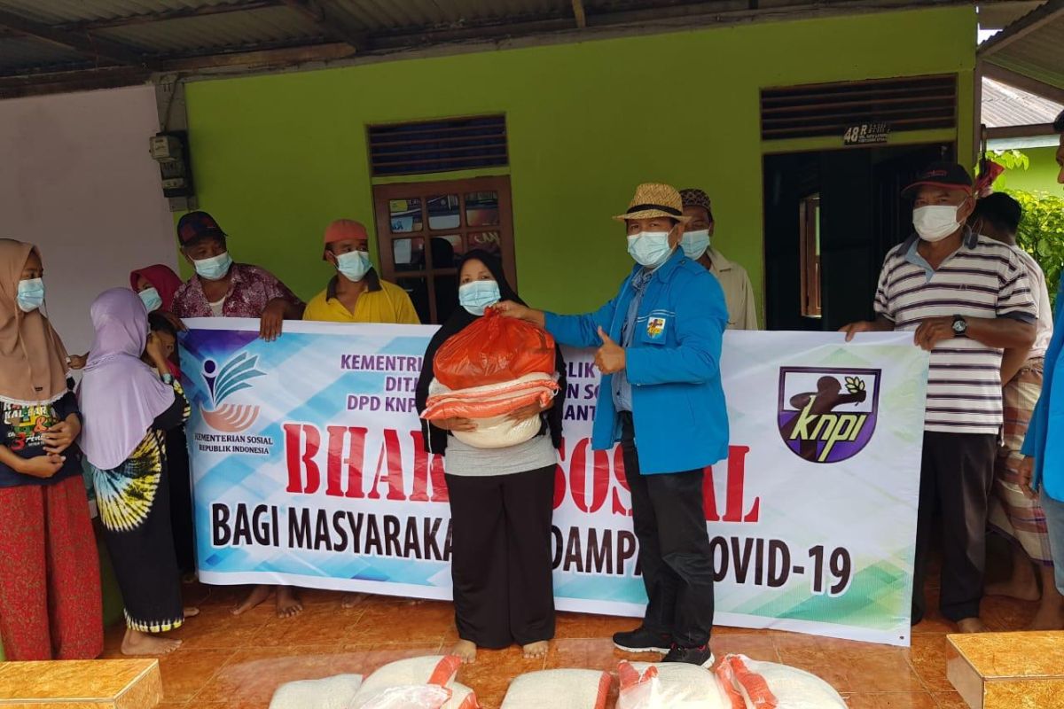 KNPI Kalbar bagikan paket sembako bantuan Kemensos di Pontianak dan Kubu Raya