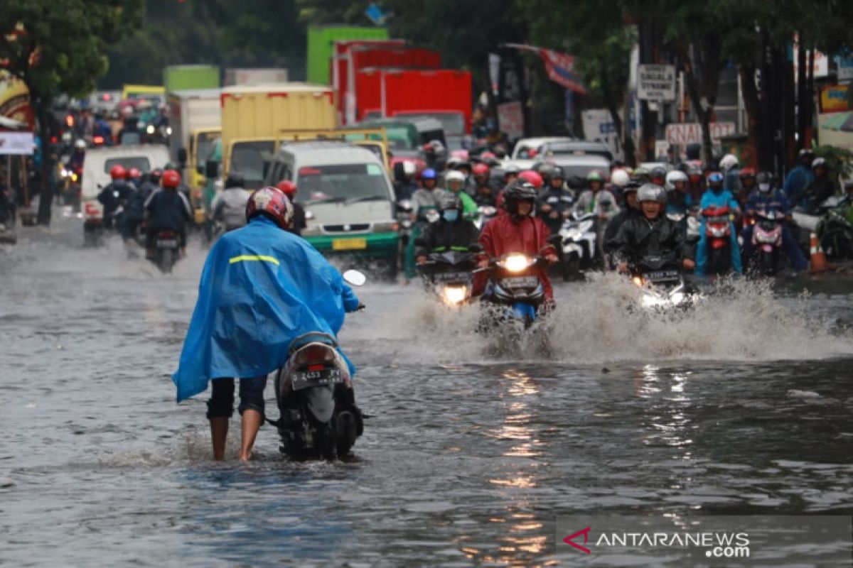 Dilanda hujan deras, enam titik jalan raya Kota Bandung banjir