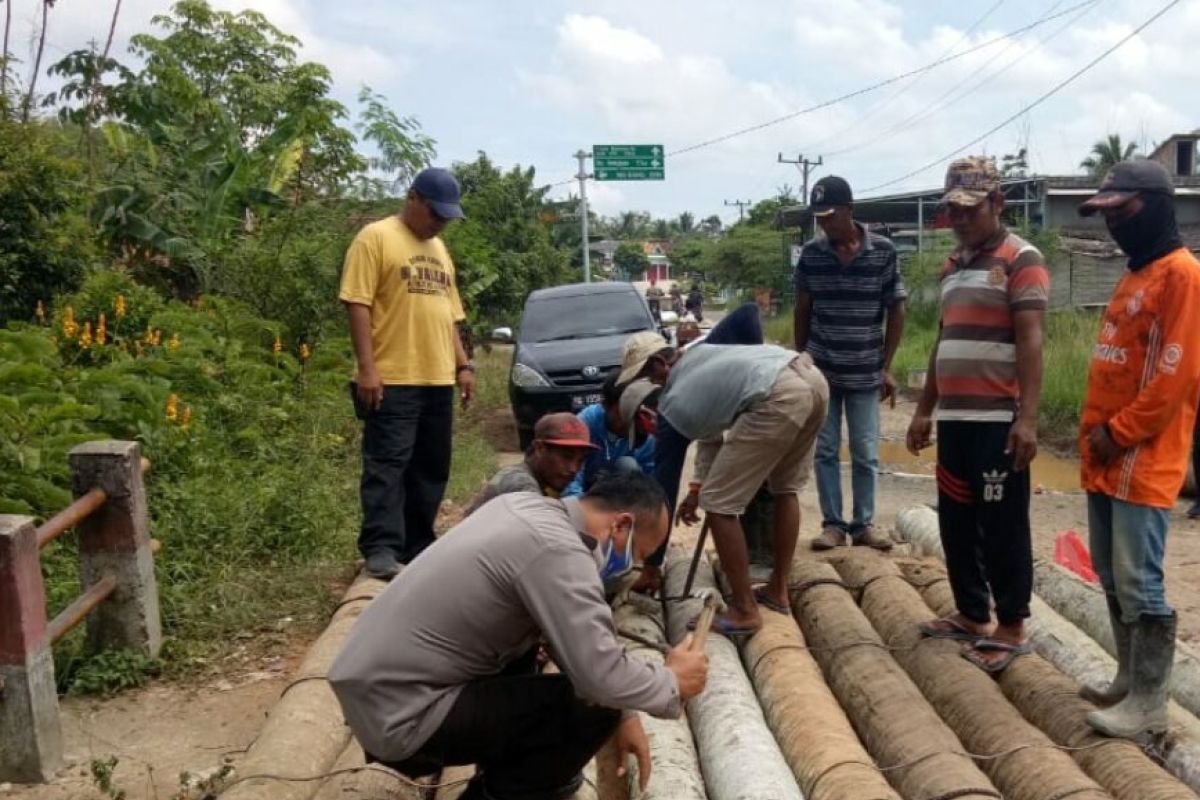 Jembatan penghubung di Desa Karya Mukti  OKU amblas