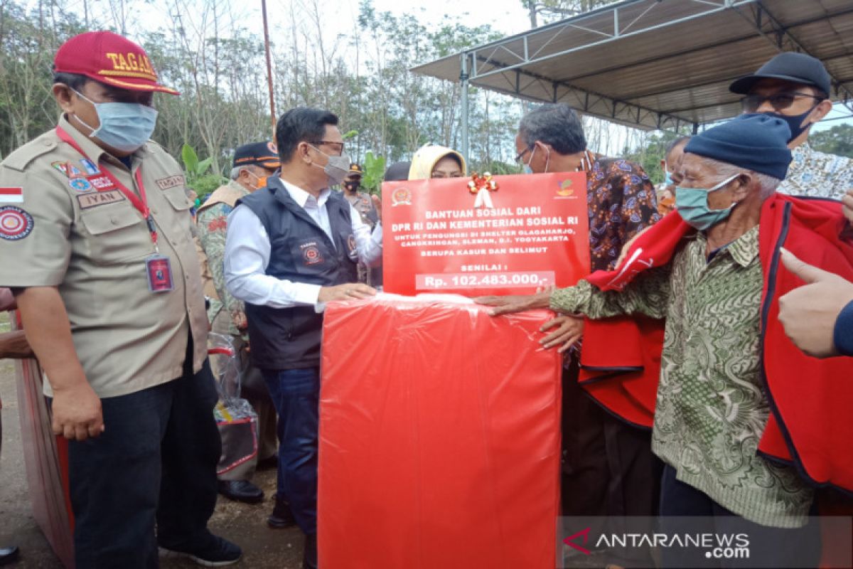 Kemensos-Komisi VIII DPR bantu alas tidur dan selimut pengungsi Merapi