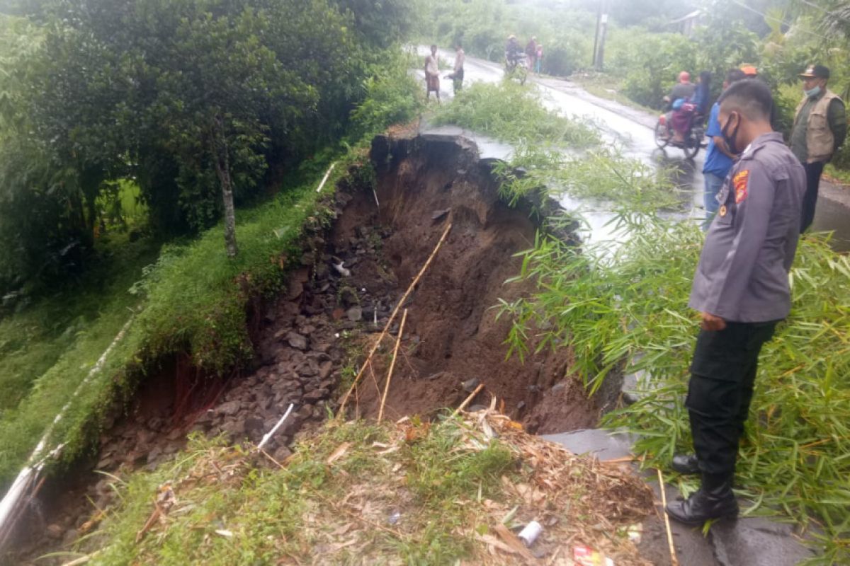 Hujan lebat, dua titik jalan di Kecamatan Batukliang Utara Loteng longsor
