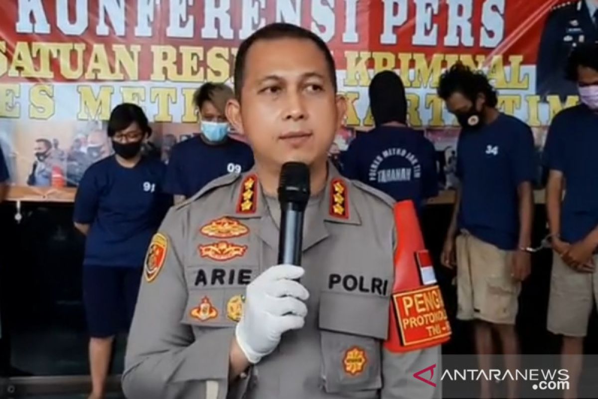 Polisi tangkap bajing loncat pencuri lempengan besi di Jaktim