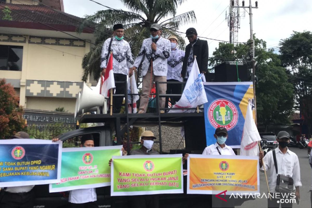 GTT Jember demo tuntut perbaikan nasib saat peringati Hari Guru Nasional