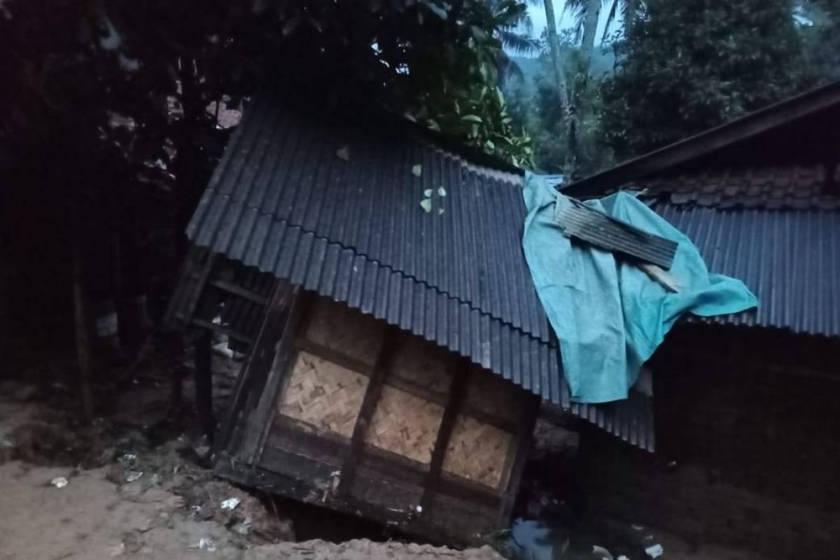 Longsor di Lebak merusak 11 rumah dan satu jembatan