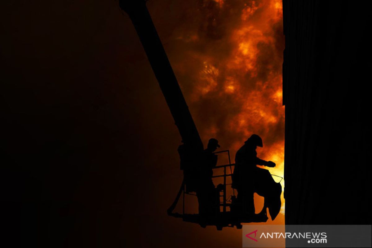 Apartemen di Jaksel terbakar, 23 mobil damkar dikerahkan