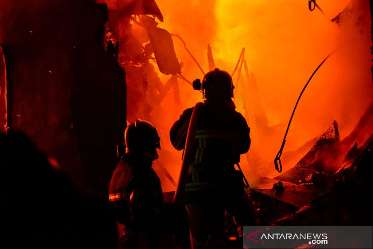 Si jago merah hanguskan 10 rumah di Palmerah Jakarta Barat