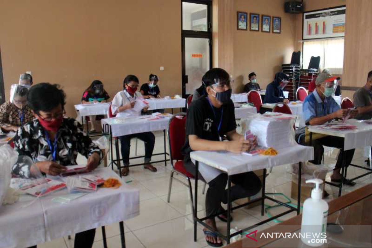 KPU Surakarta terapkan prokes ketat dalam pelipatan surat suara