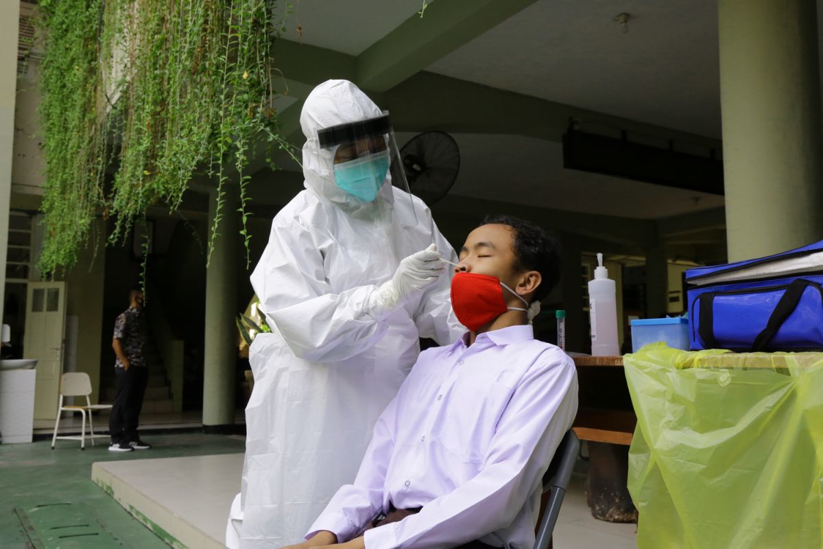 Ribuan pelajar SMP di Surabaya mulai swab test jelang sekolah tatap muka