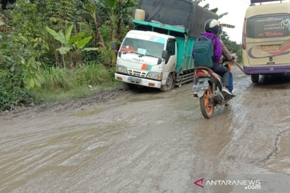 Ruas jalan provinsi di Marjandi Embong Simalungun hancur