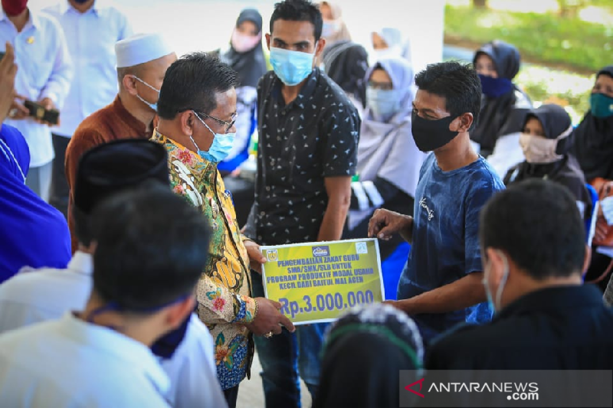 Wali Kota Banda Aceh serahkan zakat untuk warga terdampak COVID-19