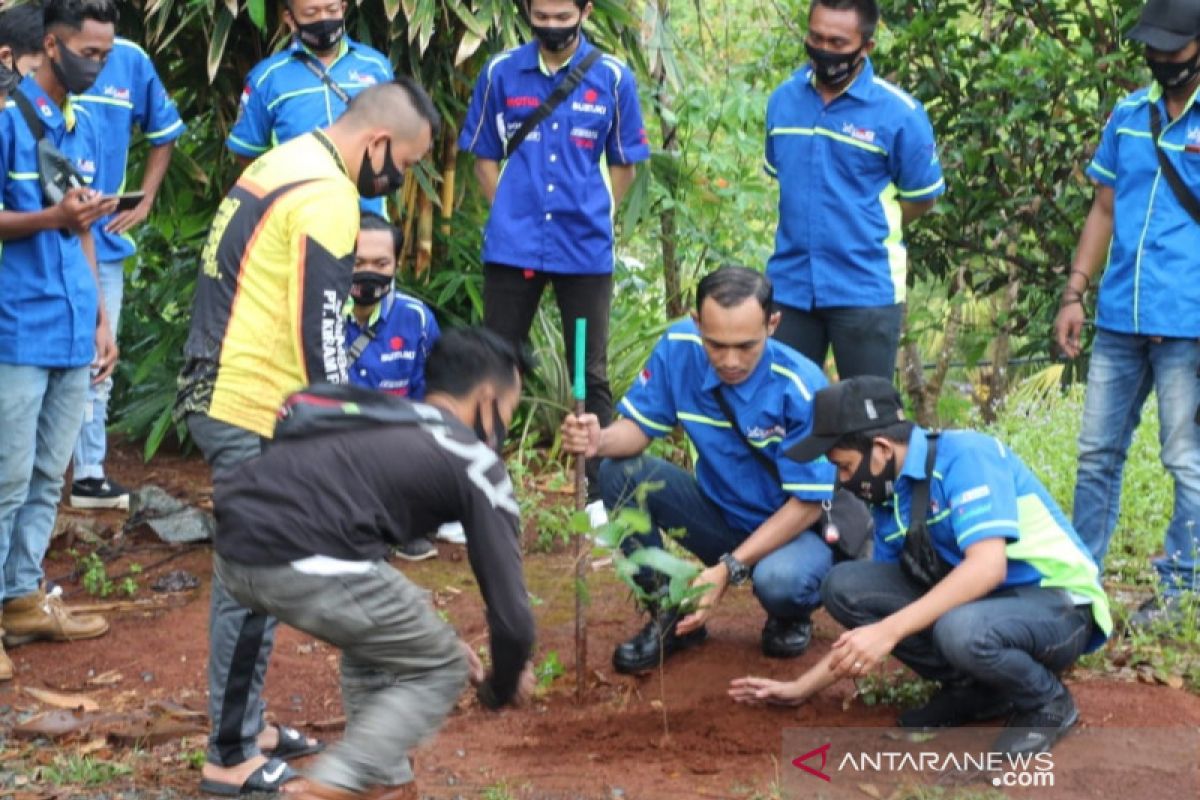 Rayakan Ultah ketiga, komunitas motor Ini tanam rambutan dan durian di Kiram Park